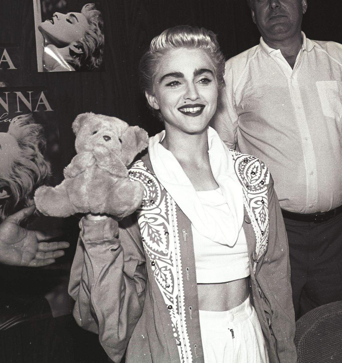 Madonna war für viele modischen Skandale verantwortlich, sie war auch eine der ersten, die sich in den 80er-Jahren dem bauchfreien Trend hingab.