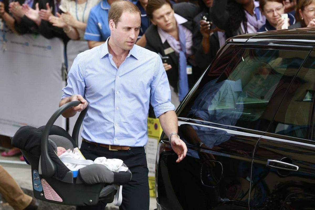 ... dann bringt der sichtlich stolze Vater den jungen Prinzen zum Wagen. Ab gehts in Richtung Kensington Palace, ihrem neuen Heim.