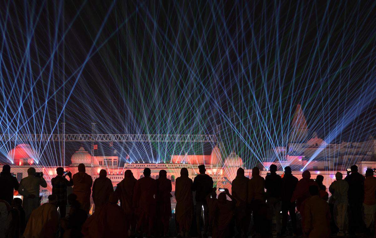 Eine Laser-Lichtshow am Ufer des Sarayu-Flusses am Vorabend der Einweihung des hinduistischen Lord-Ram-Tempels.