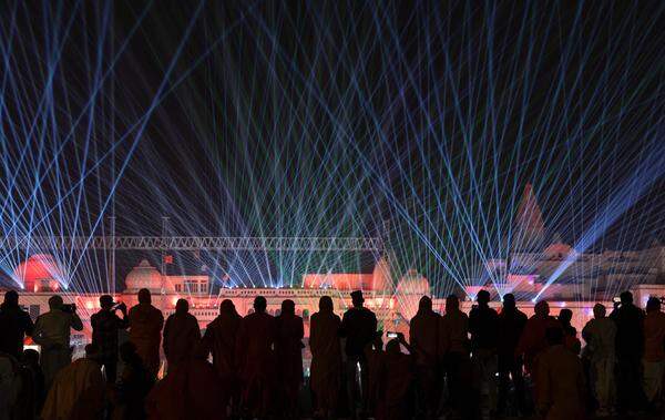 Eine Laser-Lichtshow am Ufer des Sarayu-Flusses am Vorabend der Einweihung des hinduistischen Lord-Ram-Tempels.