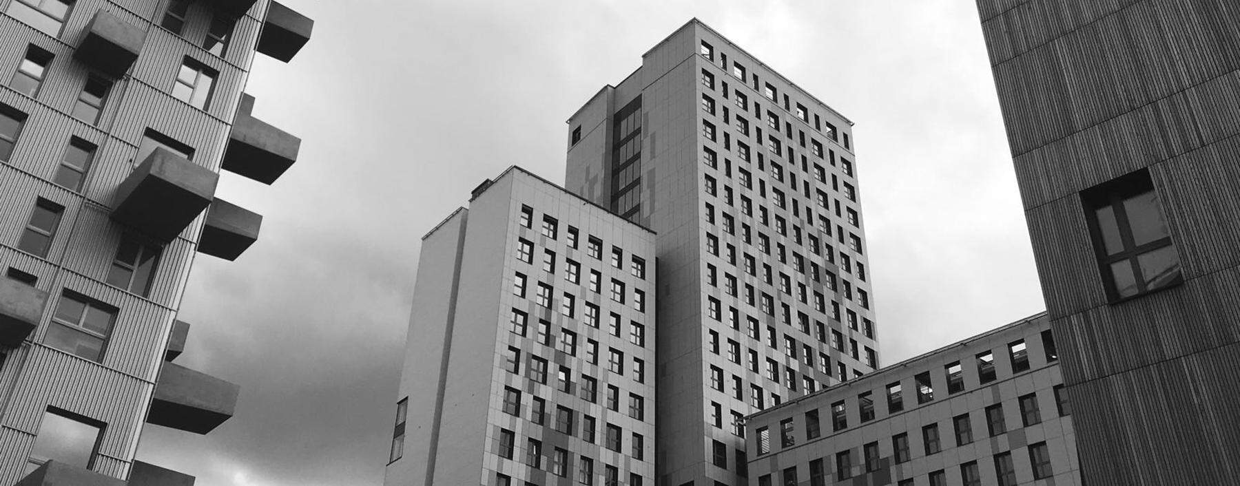 Neue Skyline in der Seestadt: das HoHo von RLP im Zentrum, links davon ein Wohnhaus von Querkraft.