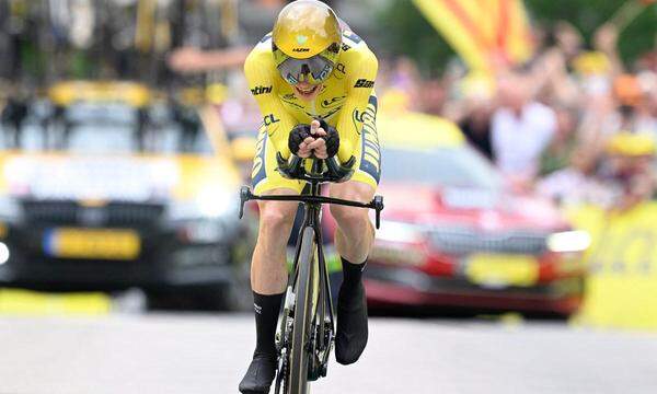 Jonas Vingegaard sichert sein Gelbes Trikot bei der Tour de France ab.