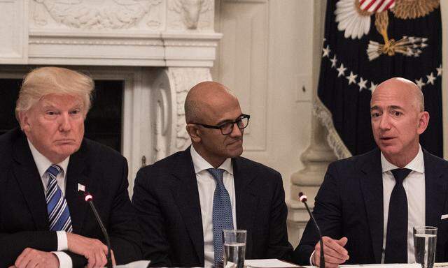 US-Präsident Donald Trump, Microsoft-Chef Satya Nadella und Amazon-Boss Jeff Bezos (v.l.n.r.)