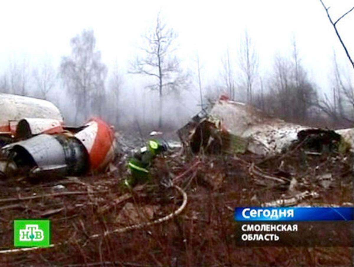 Das Flugzeug sei im Landeanflug auf Smolensk abgestürzt und habe Feuer gefangen. Bei der Absturzstelle bot sich den Rettungskräften ein Trümmerfeld.