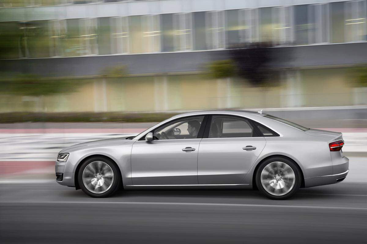 Das beim Turbodiesel übliche Turboloch kann der TDI mit einer Achtstufenautomatik kaschieren, während der TSFI eher laut zu Werke geht. Autobild kürt daher den TDI zum Sieger in jeder Hinsicht. Billiger sowohl bei der Anschaffung als auch in der Erhaltung und angenehm zu fahren. Beim A8 braucht man nicht lange nachrechnen. Der Diesel rechnet sich von beginn an.