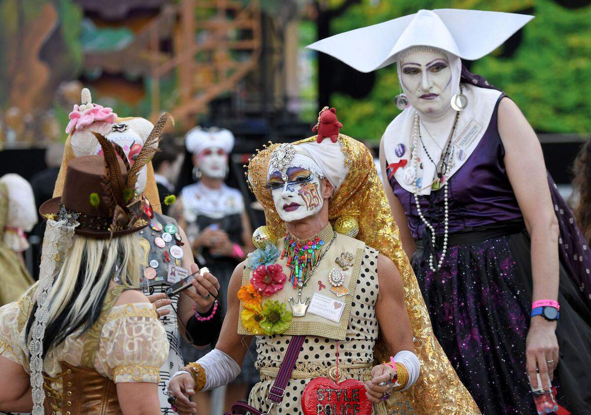 Ein bisschen Karneval in Venedig, ein bisschen Nonne, ein bisschen Tracht. Der Life Ball ist trotz des Mottos - "Sound of Music" - vielschichtig. Auch was die Kostüme angeht.
