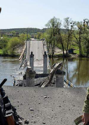 Eine zerstörte Brücke in Sviatohirsk.