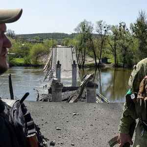 Eine zerstörte Brücke in Sviatohirsk.