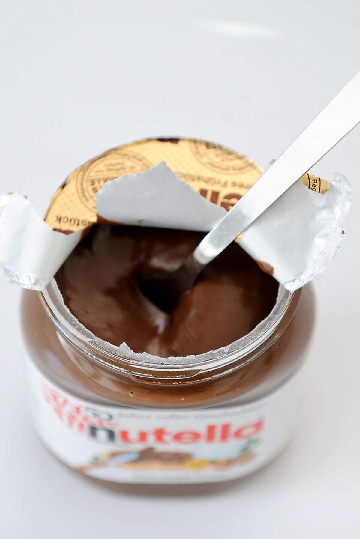 Coca Cola teilt ja schon seit längerem personalisierte Küsschen aus - eine Marketingmethode, an der nun auch Nutella Gefallen gefunden hat. Beim italienischen Produzenten dachte man sich, Etiketten mit  Redewendungen aus ganz Italien wären doch nett und ließ ein Expertenteam 135 regionale Ausdrücke für die "Dialettichette" auswählen.Die Kampagne droht jedoch zum Boomerang zu werden: Manche Italiener sind unzufrieden mit der Schreibweise. Andere beklagen, dass gewisse Ausdrücke der falschen Region zugeordnet wurden. Oder, dass ihr Dialekt ganz fehlt. Die Friulaner ärgert widerum, dass ihre geschützte Minderheitensprache "Friulano" wie ein einfacher Dialekt behandelt wird.Dass das Werben mit kulturellen Identitäten heikel ist, dürfte Ferrero schon geahnt haben: Auf ein Südtiroler "Griaß di" wurde von Anfang an verzichtet.