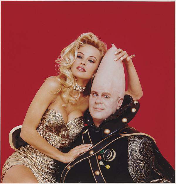 Stephen Wayda fotografierte 1993 Pamela Anderson und Dan Aykroyd (im Kostüm zum Comedy-Sci-Fi-Film "Coneheads").