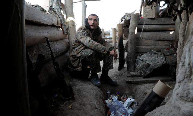 An der Front in Berg-Karabach. Armenische Kämpfer wurden immer wieder aus der Luft mit Drohnen angegriffen.