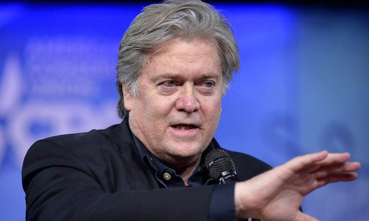 Ein prominenter Abgänger aus Trumps engstem Zirkel ist Steve Bannon. Der Publizist war von Trump im August 2016 für den Wahlkampf verpflichtet worden und anschließend der ultrarechte Chefstratege im Trump-Team. Im Weißen Haus legte sich der 63-Jährige mit vielen anderen Trump-Beratern an und stand seit langem in der Kritik, als er am 18. August 2017 das Weiße Haus verlassen musste. Bannons Portal "Breitbart News" soll zum Erstarken der antisemitischen und rassistischen Alt-Right-Bewegung in den USA beigetragen haben. Bei "Breitbart News" wurde er mit offenen Armen wieder aufgenommen.