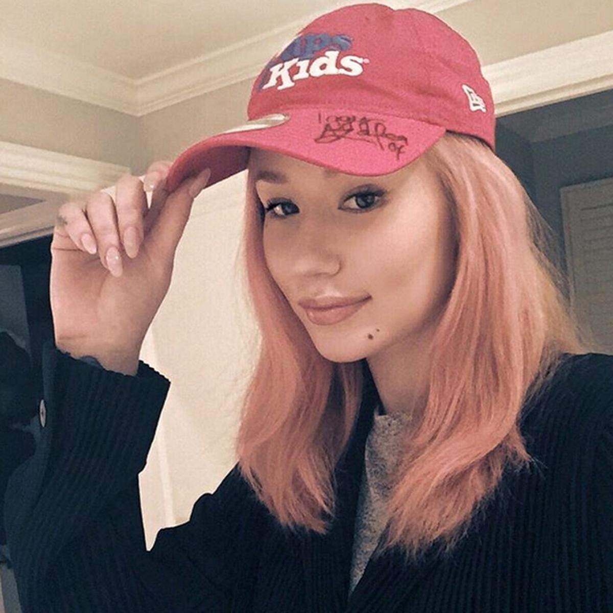 Rapperin Iggy Azalea war bei der Fashion Week in Paris ebenfalls schon mit rosa Haaren zu sehen.