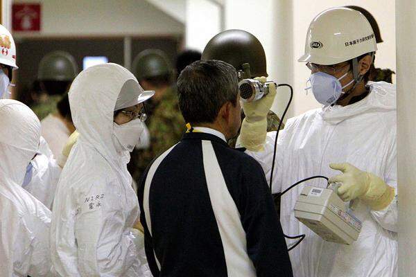 Die radioaktive Strahlung im Umkreis des Unglücks-Kraftwerks erreichte gefährliche Werte. "Wir reden jetzt über eine Strahlendosis, die die menschliche Gesundheit gefährden kann", sagte Regierungssprecher Yukio Edano.