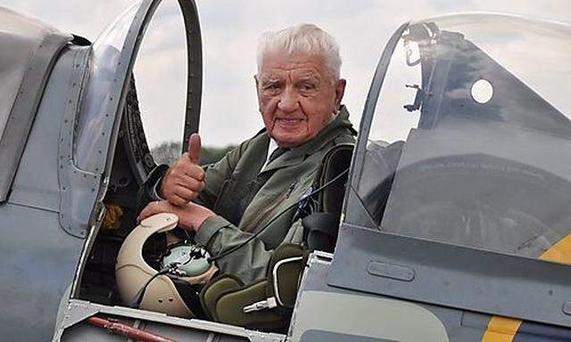 General Emil Boček in der Spitfire