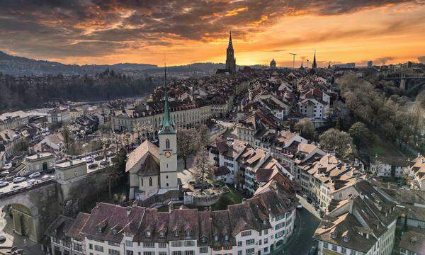 Blick auf Bern. Für Österreich betrug die Staatsquote 2022 52,4 Prozent, in der Schweiz nur 33,6 Prozent. Geht es den Schweizern also gut, oder sind sie arm dran? 