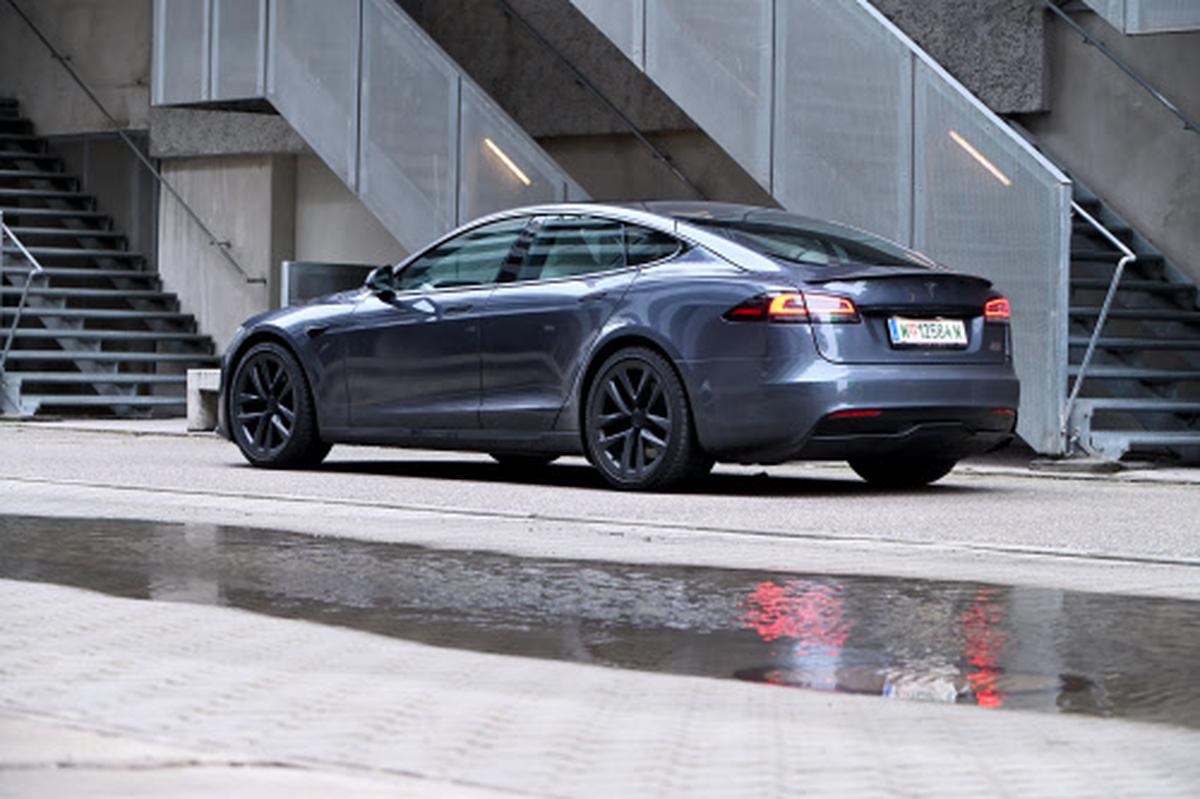 In der Tradition von US-Muscle Cars: Model S Plaid, bereit zum Run auf der Quarter Mile.