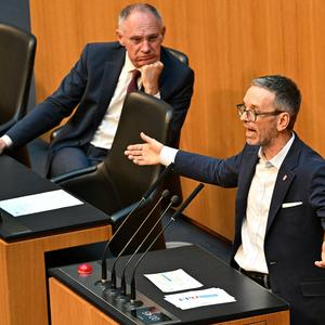 Innenminister Gerhard Karner (ÖVP) und FPÖ-Chef Herbert Kickl im Parlament