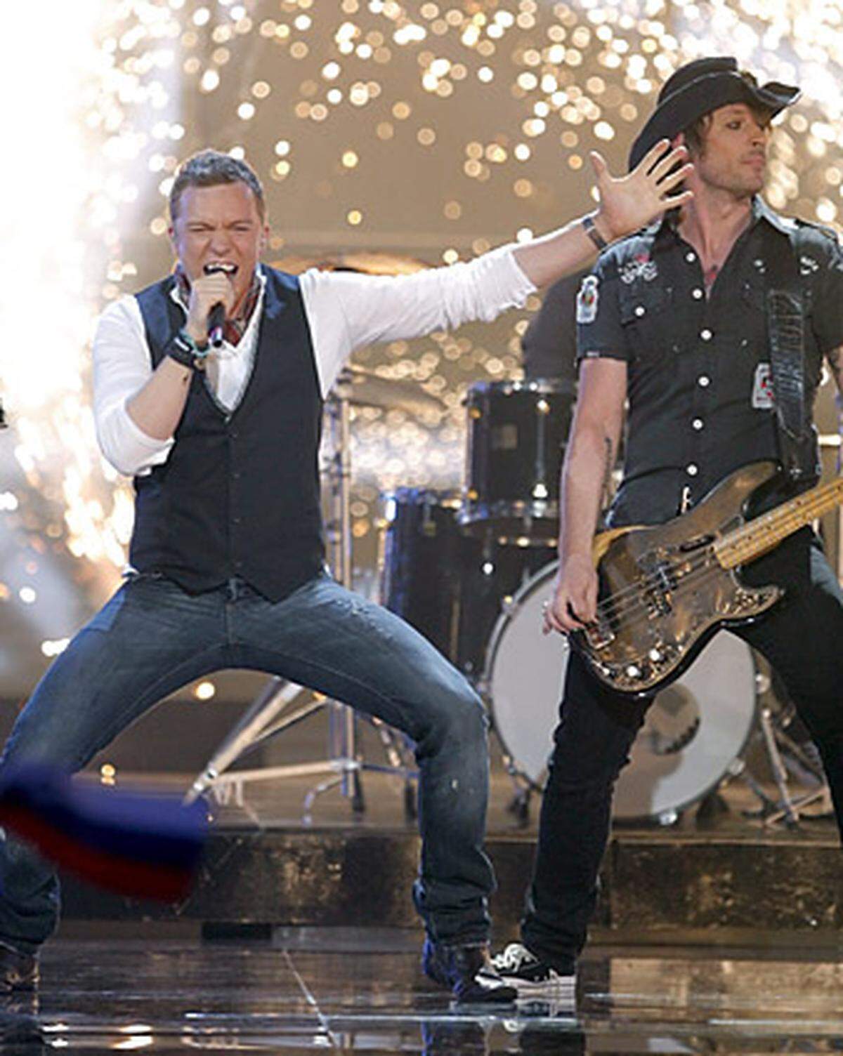 Für Dänemark ging die Combo Brinck mit ihrem Hit "Believe Again" mit Pop im Stil von Jon Bon Jovi an den Start.