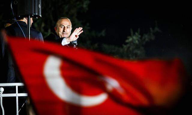 Der t�rkische Au�enminister Mevlut Cavusoglu schwenkt die Nationalflagge anl�sslich einer Wahlkampag