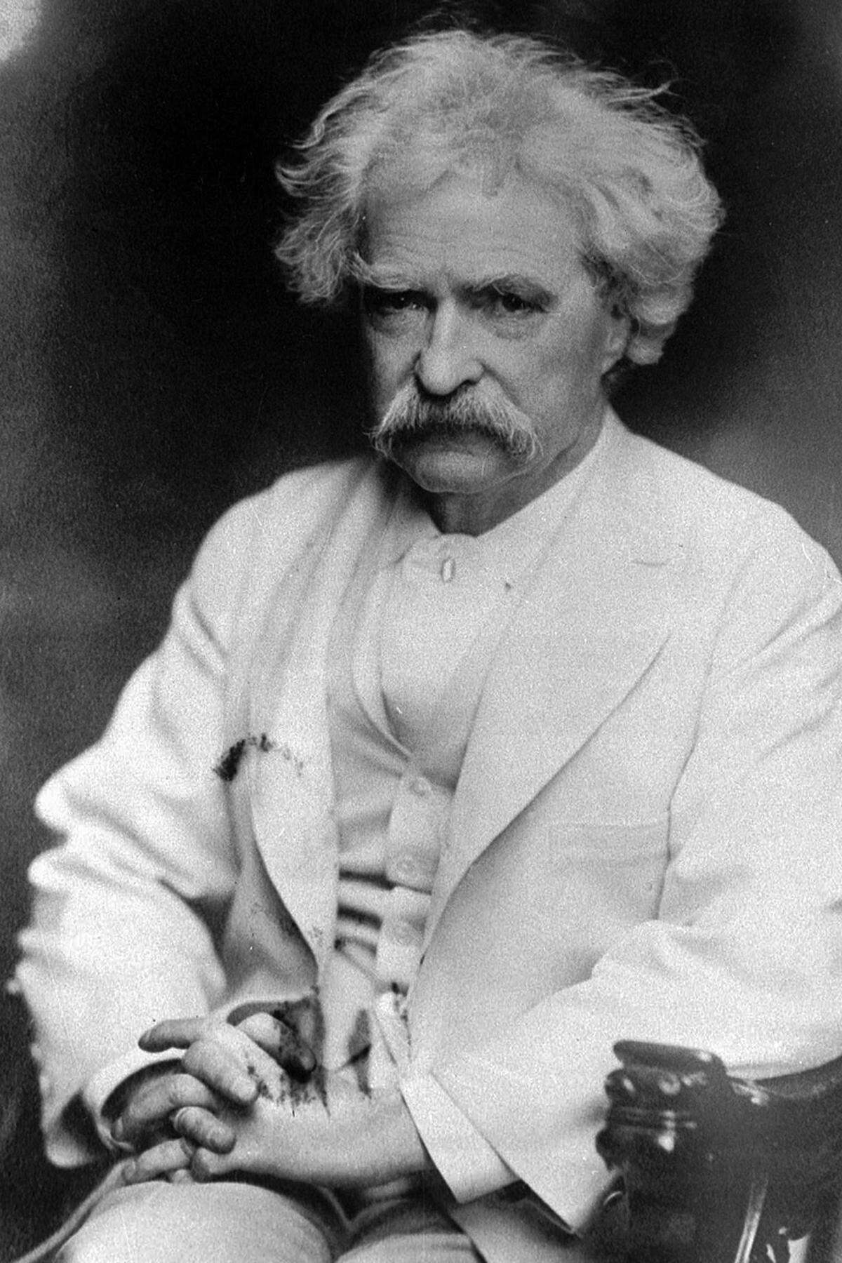 Man wollte es offenbar spannend machen: 1907 war Mark Twain für den Nobelpreis nominiert. Doch die Auszeichnung ging überraschenderweise nicht an den berühmten amerikanischen Realisten, sondern an den Briten Rudyard Kipling. Die Fantasie von Kindern haben beide beflügelt: Kipling mit dem "Dschungelbuch" und Twain, mit bürgerlichem Namen Samuel L. Clemens, bekanntlich mit Tom Sawyer und Huckleberry Finn.