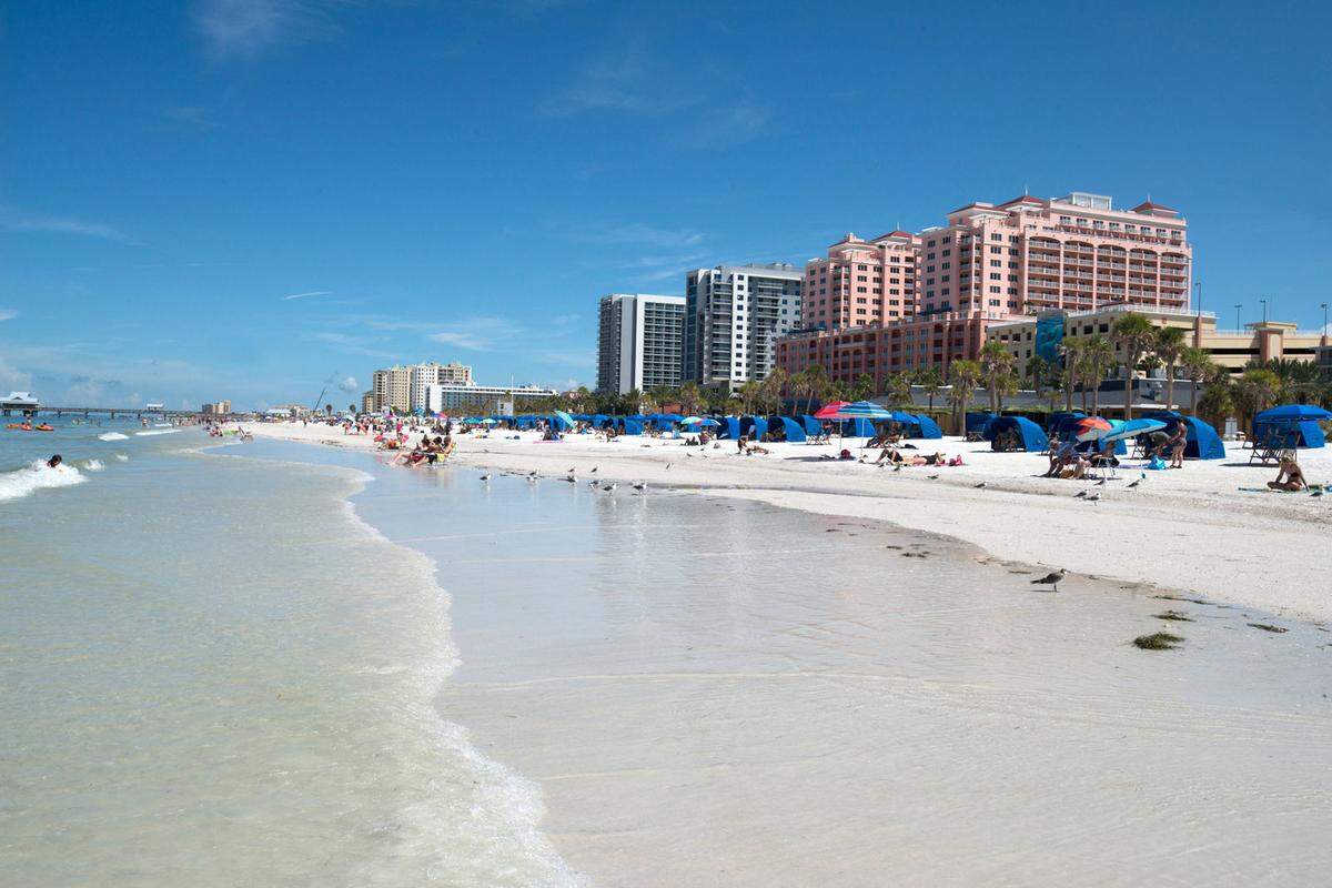 Mit dem weißen Strand und dem flachen Wasser ist Clearwater Beach sehr gut für Familien geeignet. Die lebhafte, mit Palmen gesäumte Strandpromenade bietet nicht nur viele Restaurants, sondern auch Unterhaltung mit Live-Musik.