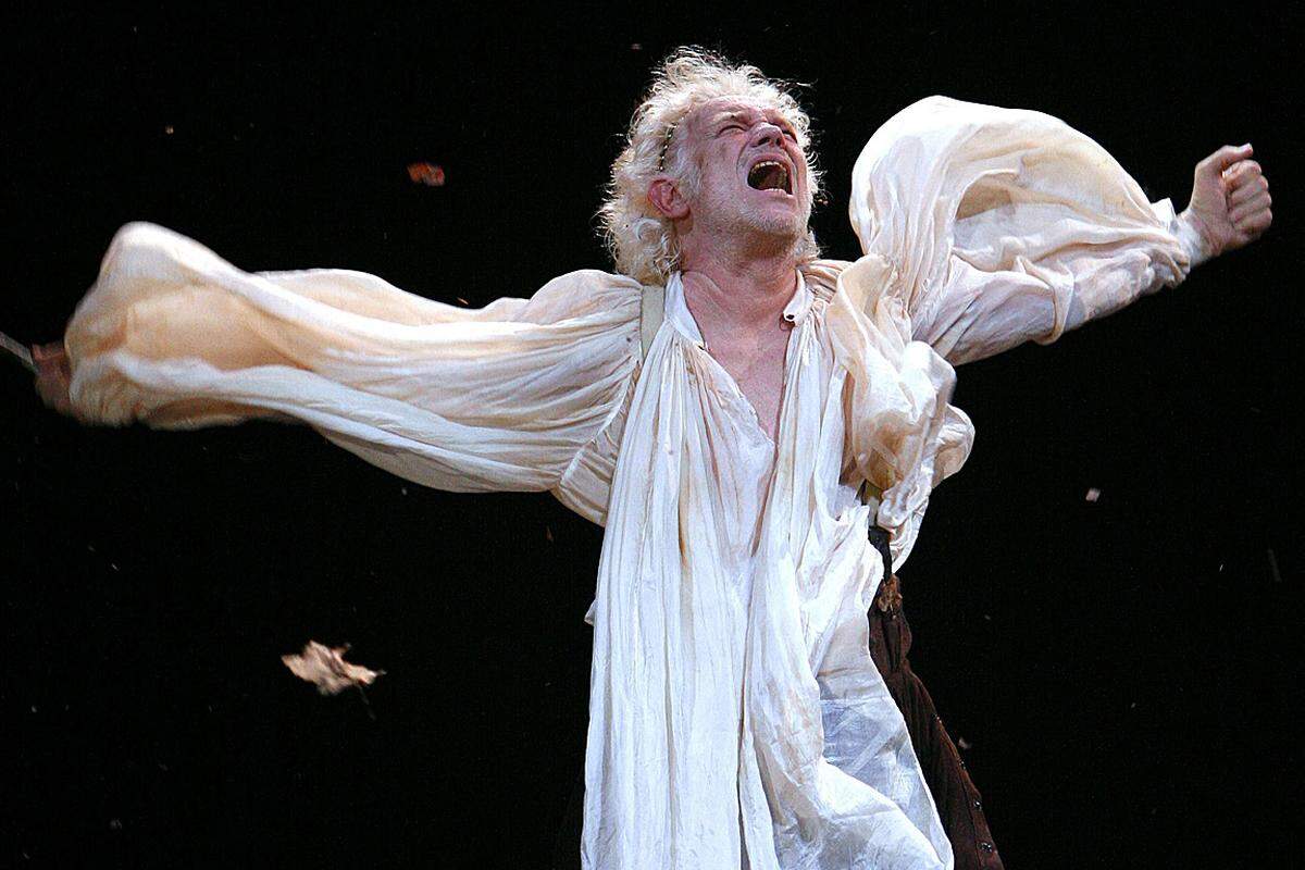 Legendär war auch Luc Bondys Inszenierung von "Lear" (2007), in der Voss kongenial die Titelrolle verkörperte.