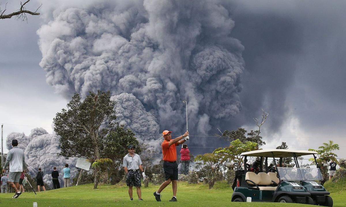 Wegen der riesigen Aschewolke des Kilauea haben die Behörden des US-Bundesstaates Hawaii für die Umgebung erneut Alarmstufe rot ausgerufen.