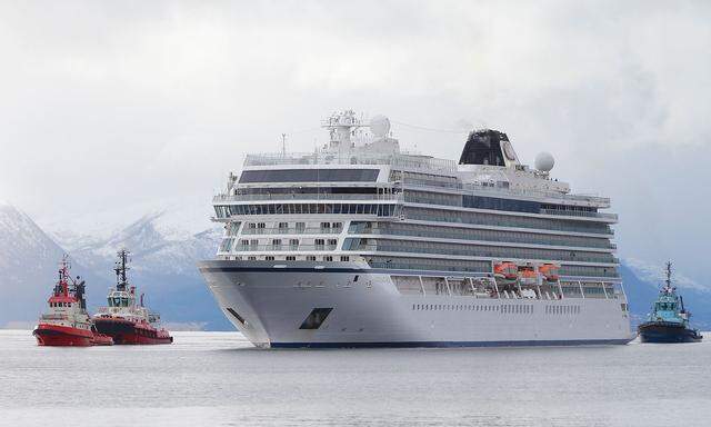 Das Schiff am Sonntag im Hafen von Molde