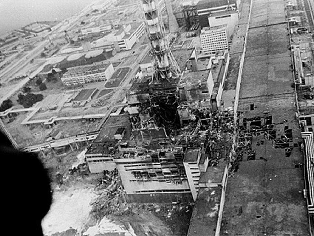 Die bisher schwerste Atomkatastrophe der Welt ereignete sich in den frühen Morgenstunden des 26. April 1986 unweit der ukrainischen Stadt Tschernobyl an der Grenze zu Weißrussland. Letzteres Land war wegen der Windrichtung am stärksten von der radioaktiven Wolke, die nach der Explosion in einem Reaktor freigesetzt wurde, betroffen. Rund ein Fünftel seines Territoriums galt forthin als radioaktiv verseucht. In jüngster Zeit wurden jedoch rund 1000 Orte von der Gefahrenliste entfernt.