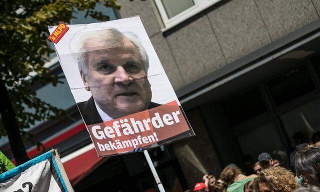 Protest am Samstag, 7. Juli, in Deutschland: Demonstranten hoben das Konterfei von Seehofer auf ein Plakat. 