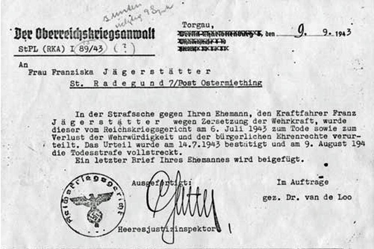 Im Februar 1943 wird Jägerstätter einberufen. „Jetzt habe ich mein Todesurteil unterschreiben“, sagt er bei der Unterzeichnung der Empfangsbestätigung. Am 1. März trifft Jägerstätter in der Kaserne in Enns ein. Am Tag darauf erklärt er, dass er den Wehrdienst mit der Waffe verweigere. Jägerstätter kommt in das Wehrmachts-Untersuchungsgefängnis im Linzer Ursulinenhof, später wird er nach Berlin-Tegel verlegt. In Haft erklärt er sich bereit, Sanitäts-Dienst zu leisten, worauf aber nicht eingegangen wird. Am 6. Juli 1943 verurteilt ihn das Reichskriegsgericht in Berlin-Charlottenburg wegen „Wehrkraftzersetzung“ zum Tode.