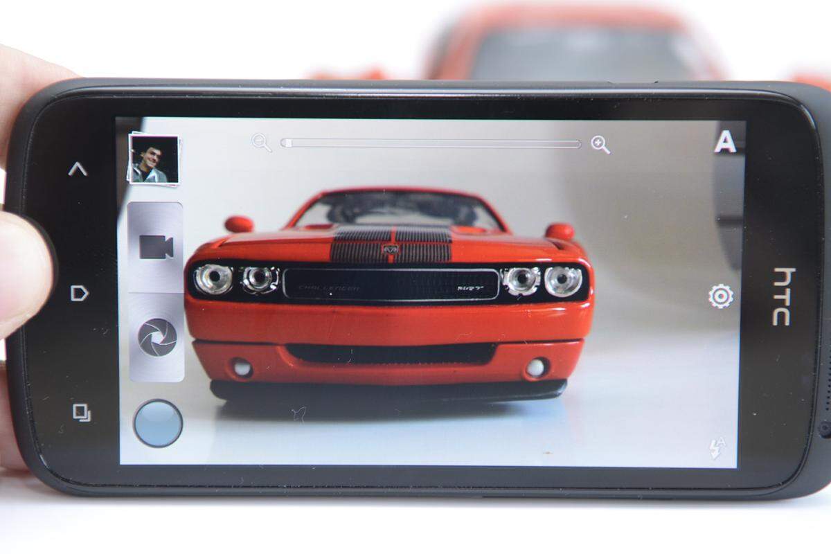 Die Kamera-App wurde im Vergleich zu früheren HTC-Modellen deutlich verbessert. Fotos und Videos lassen sich jetzt dank zwei Aufnahme-Buttons direkt aufnehmen, ohne zuerst in Menüs zu suchen.