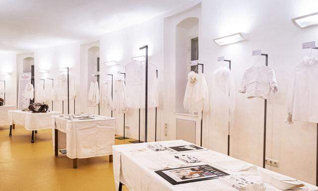 33 Designer hauchten der traditionellen "Wiener Bluse" neues Leben ein.  