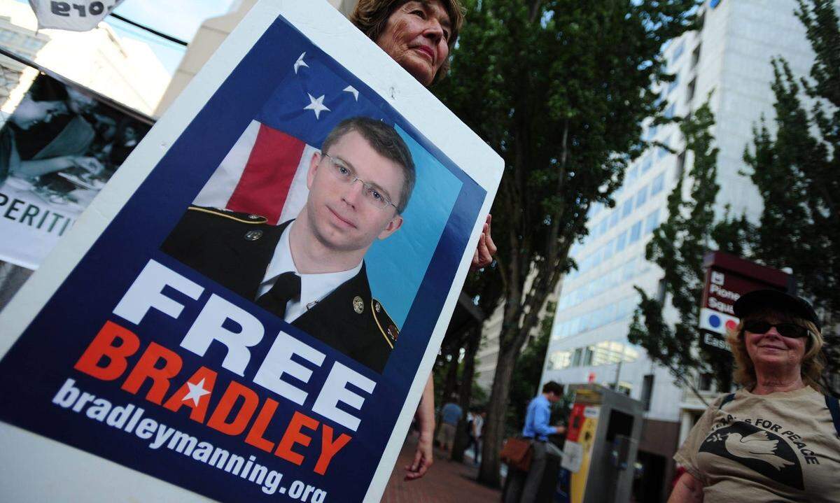 Durch eine Unachtsamkeit verriet sich Manning: Sie vertraute sich in einem Chat einem Hacker an, der sie verriet. Noch im Jahr 2010 folgte die Festnahme der Whistleblowerin im Irak. Sie wird zunächst zwei Monate in Kuwait festgehalten. Dann sitzt sie bis April 2011 im Militärgefängnis Quantico im US-Staat Virginia in Einzelhaft, bevor sie unter etwas gelockerten Haftbedingungen in ein Gefängnis in Kansas verlegt wird.  Während der Haft in den USA hatte sich Manning über unwürdige Bedingungen beklagt. Zeitweise sei sie  gezwungen worden, sich jeden Abend vor den Wärtern nackt auszuziehen.