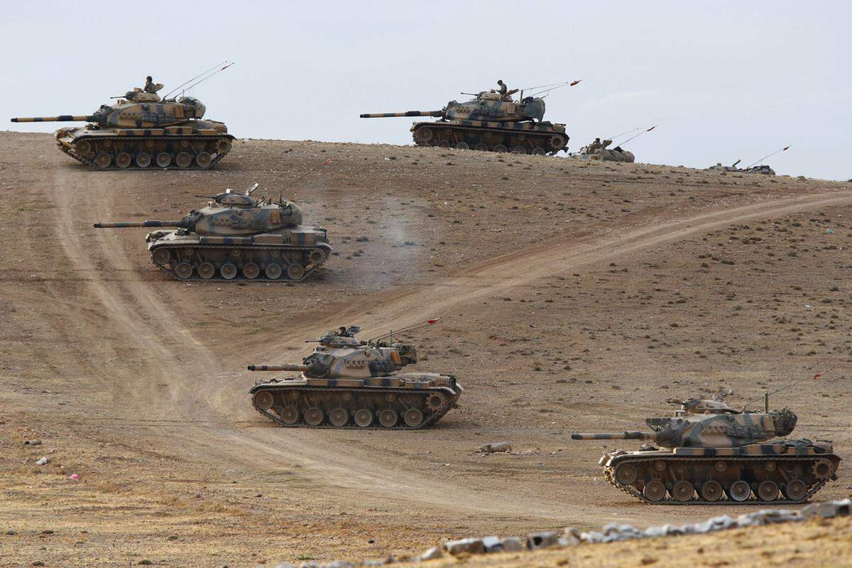 Denn die türkische Armee steht mit Panzern und Truppen an der Grenze bei Kobane, greift bisher aber nicht ein.
