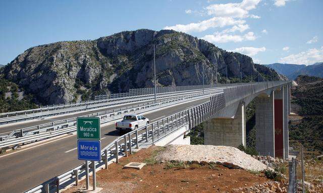 Am 13. Juli wurde das erste Teilstück der Autobahn eröffnet.