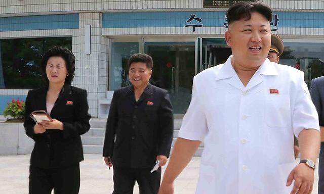 Nordkoreas Diktator Kim Jong-un (r.) mit seiner Schwester Kim Yo-jong (l.)