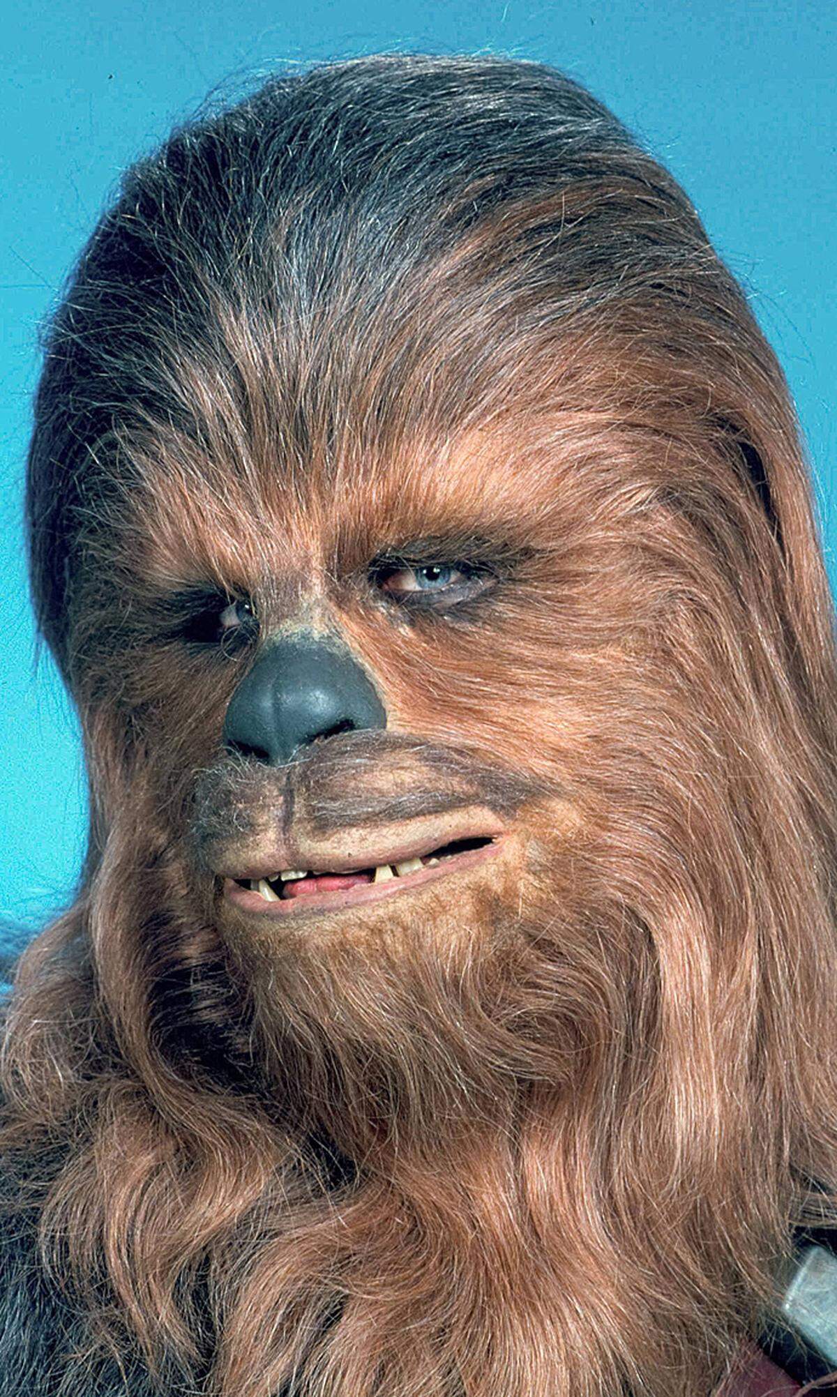 US-Schauspieler Peter Mayhew ist gestorben. Bekannt ist er für eine einzige, dafür sehr bekannte Rolle: die des Chewbacca in den "Star Wars"-Filmen. Chewbacca ist der bekannteste Vertreter der Spezies der "Wookiees", die auf dem Planeten Kashyyyk beheimatet ist und sich durch ein braunes Fell sowie überdurchschnittliche Größe auszeichnet. Er ist der Begleiter des corellianischen Schmugglers Han Solo.