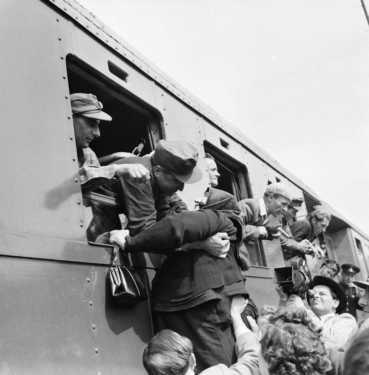 Der Empfang der Heimkehrer aus Russland in Wiener Neustadt. Heimkehrer aus der Kriegsgefangenschaft waren ein beliebtes Motiv der Pressefotografie.