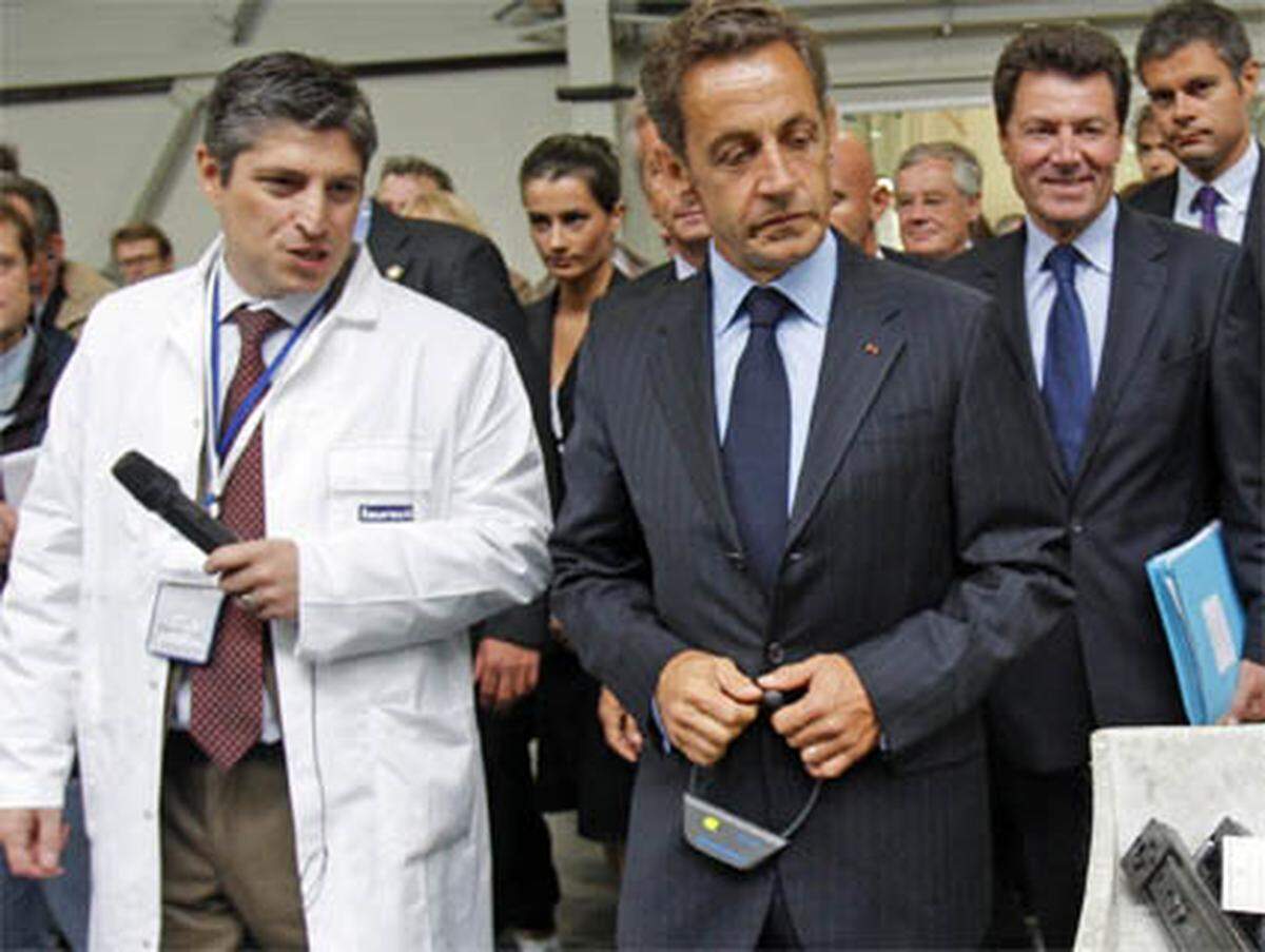 Ein kleiner Trost: Skurrile Sonderwünsche hegen nicht nur heimische Politiker. Jüngstes Beispiel: Frankreichs Präsident Nicolas Sarkozy bestand bei dem Besuch eines Autozuliefererbetriebes darauf, dass keiner der anwesenden Arbeiter größer war als er selbst.Von Maria Kronbichler