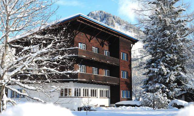 Mit den Skilehrern am Bau: die sanierte Pension Bergheim, 1932 nach Plänen von Siegfried Mazagg errichtet.