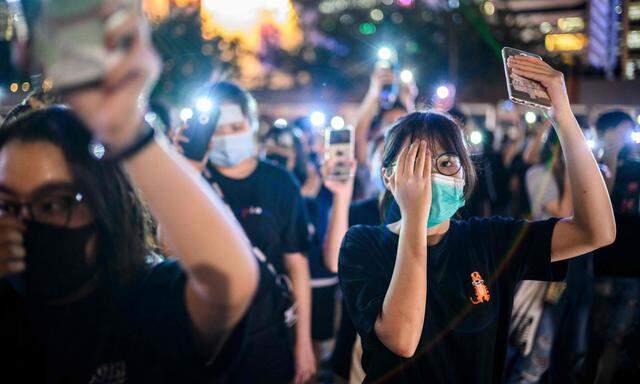 Eine Demonstrantin verlor durch ein Gummigeschoß der Polizei ein Auge – andere Aktivisten solidarisieren sich.