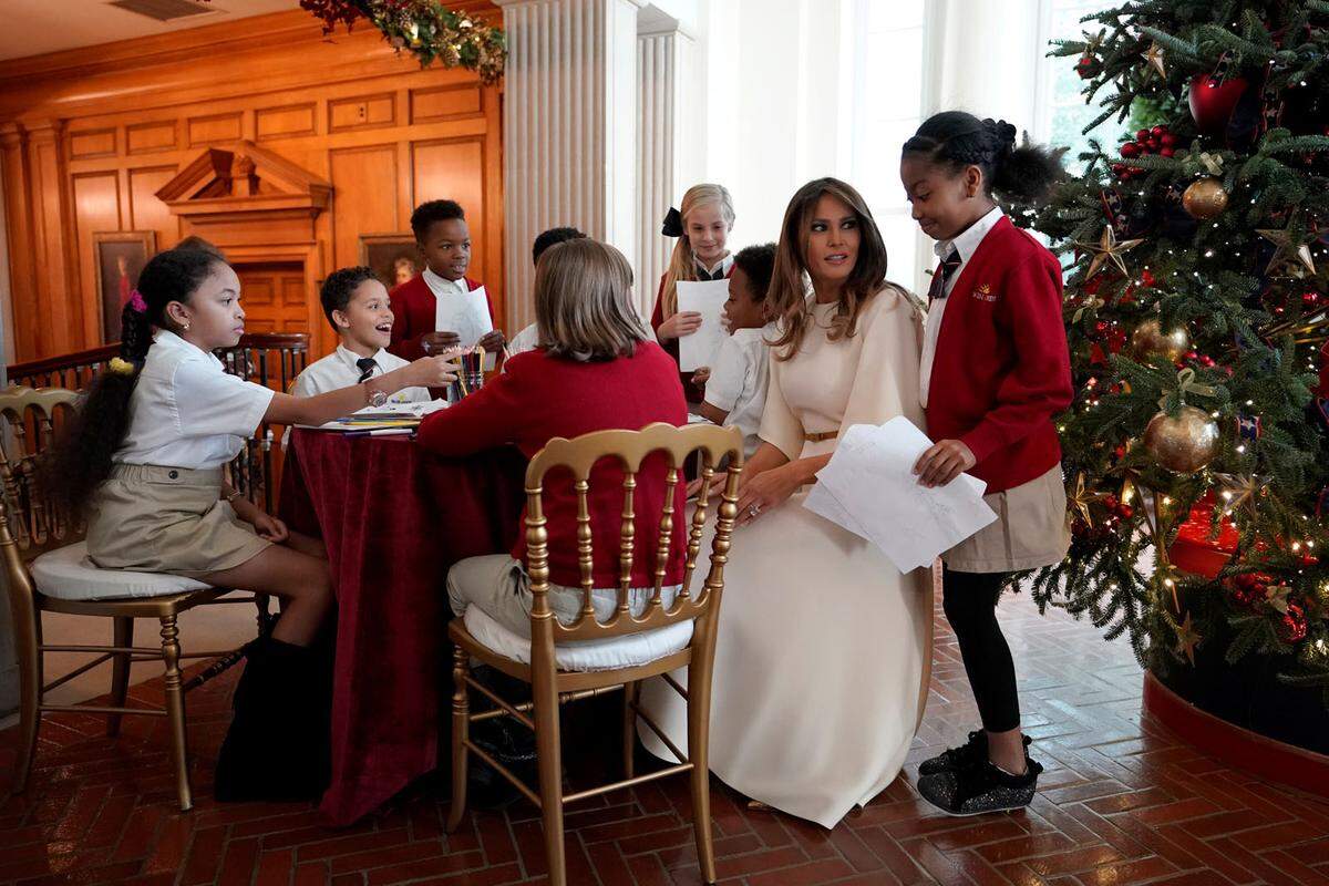 Trumps Outfit selbst inszenierte sich als weißer Engel.