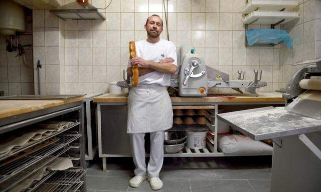 Franck Langlais in seiner kleinen Backstube in Brunn am Gebirge, wo er seit fünf Jahren österreichisches und französisches Brot und Gebäck backt. Und so gut wie alles von Hand macht.