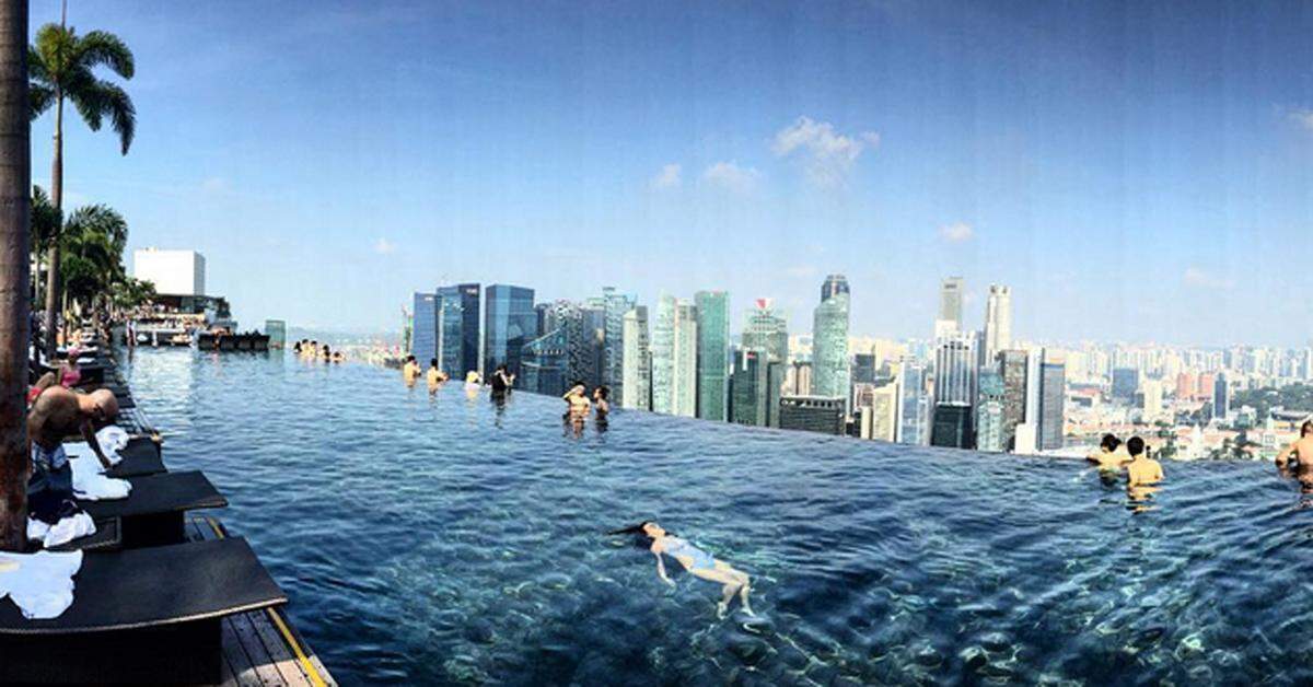 Der riesige Pool am Dach des Marina Bay Sands Resort in Singapur gehört zu den Top-Sehenswürdigkeiten der Stadt.