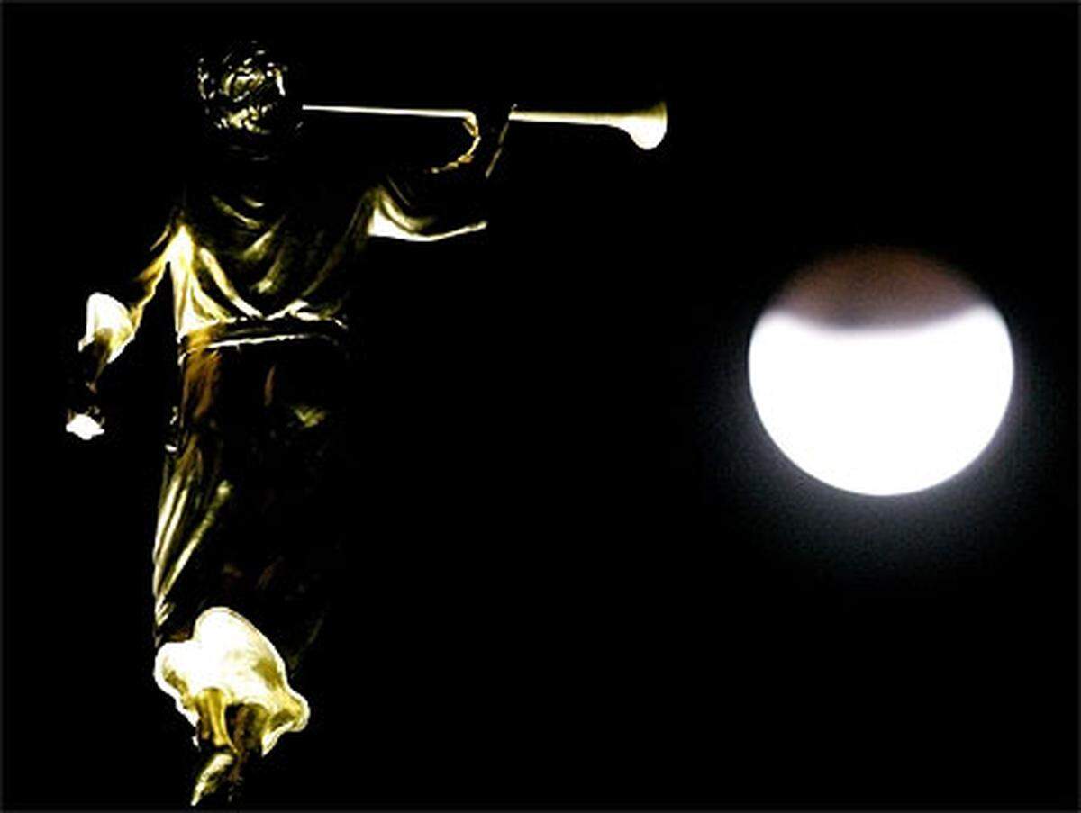 Wer das Mond-Spektakel diesmal verpasst hat, muss hoffen, dass am 21. Februar 2008 der Himmel klar sein wird: Dann wäre die nächste totale Mondfinsternis zu sehen.Bogota: Der Mond, zu sehen hinter einer Skulptur.
