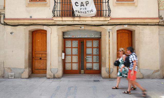 In Barcelonas altem Hafenviertel Barceloneta rebellieren die Bewohner gegen die Ferienapartments, die ihnen den Wohnraum stehlen. „Keine Touristenwohnungen“ steht auf der Fahne.