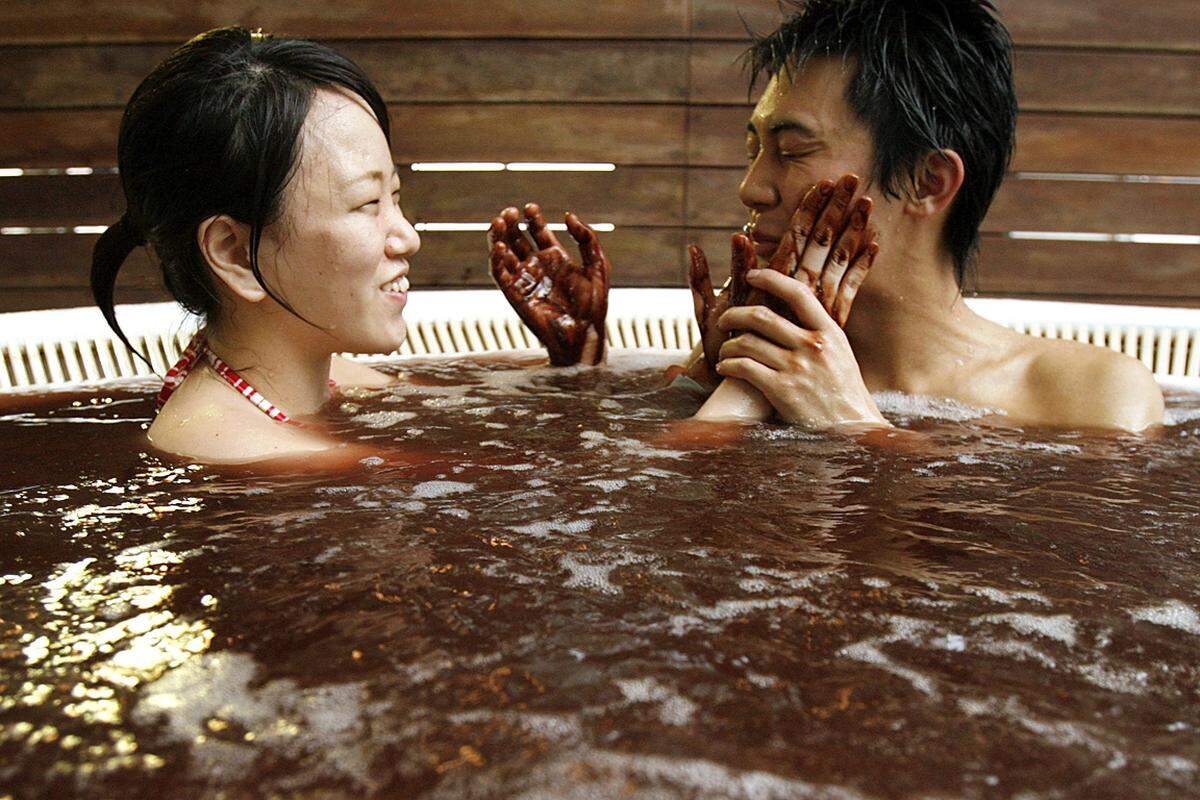 Wer Schokolade ohne die lästigen Kalorien genießen will, liegt mit einem Schokoladen-Spa genau richtig. Die Behandlungen kommen entweder in Form von einem Bad in einem Wasser und Kakaobohnen-Gemisch, oder als Past die direkt auf die Haut aufgetragen wird daher. Der Süßigkeit wird nachgesagt sich positiv auf das Hautbild auszuwirken und Glückshormone freizusetzen. In Hakone, Japan, werden jedes Jahr anlässlich des Valentinstags es die Schwimmbecken mit Schokolade geflutet um die Besucher in romantische Stimmung zu versetzen.