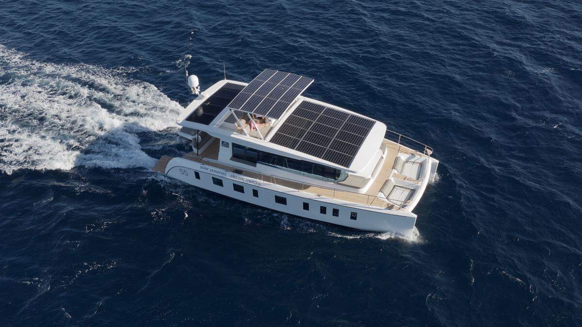 Leise wie ein Kanu soll der Silent 55 E-Power Katamaran der österreichischen Firma Silent-Yachts sein. Betrieben wird der Motor mit Solarenergie und Lithiumbatterien.